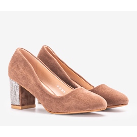 Pompe marroni sul pilastro di Goyal beige 1