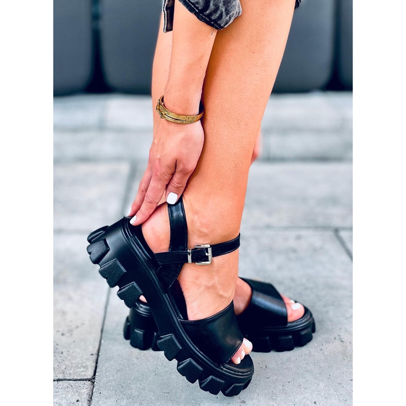 Sandali su una spessa suola Saint Black nero 2