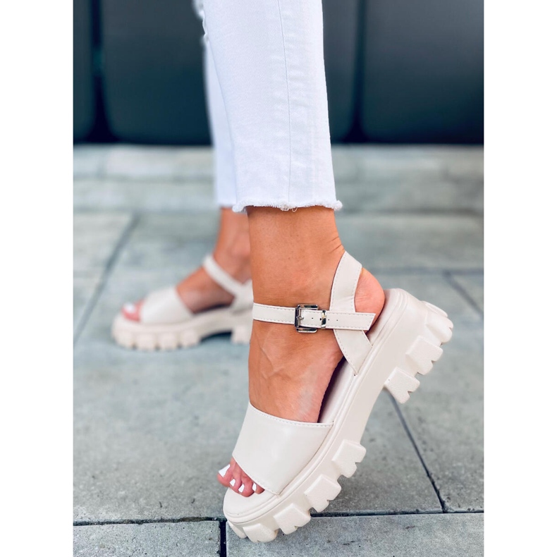 Sandali su una spessa suola Saint Beige 1