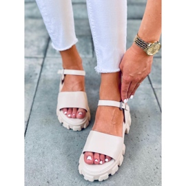 Sandali su una spessa suola Saint Beige 2