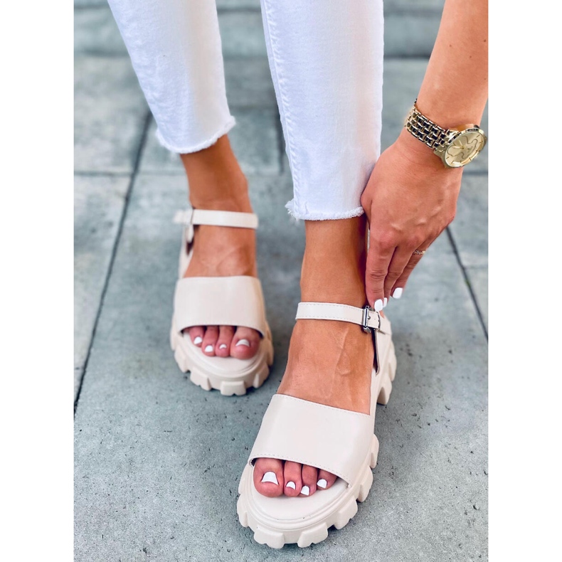 Sandali su una spessa suola Saint Beige 2