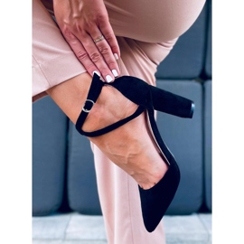 Pompe sul post di Lizzie Black nero 1