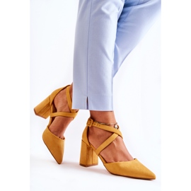 FB1 Sandali Alla Moda Su Un Giallo Sinari Bar 2