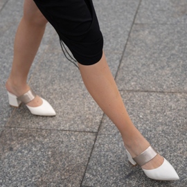 Marco Shoes Pantofole da donna eleganti per l'estate beige bianco 1