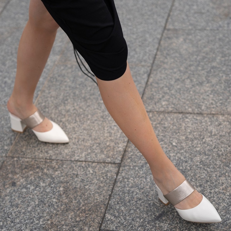 Marco Shoes Pantofole da donna eleganti per l'estate beige bianca 1