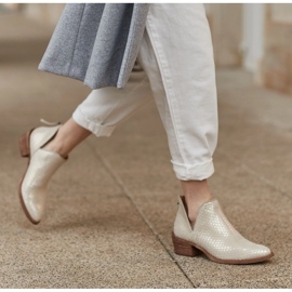 Marco Shoes Stivaletti in camoscio naturale con taglio a V d'oro 1