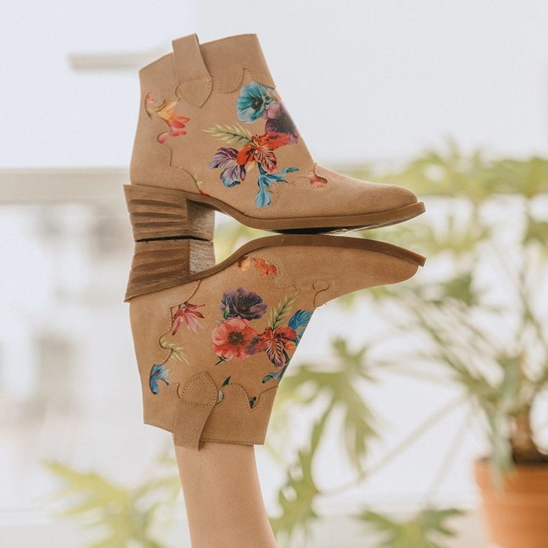 Marco Shoes Stivali beige in camoscio naturale con stampa floreale 1