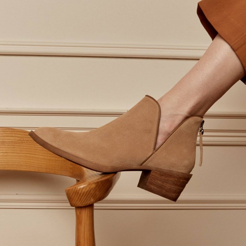 Marco Shoes Stivali beige in pelle scamosciata naturale con taglio a V 1