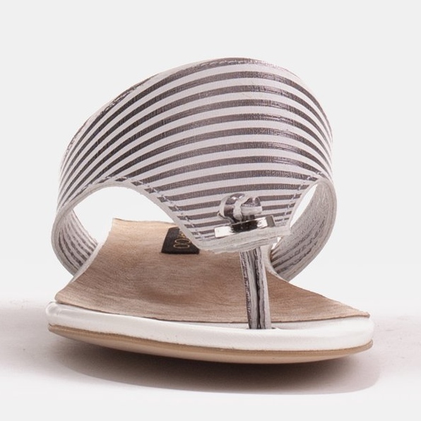 Marco Shoes Sandali flat con lacca e tacco metallico bianca d'argento 1
