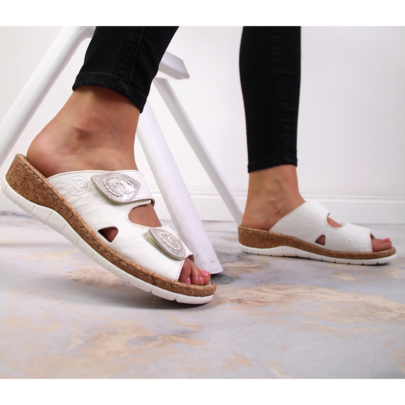 Ciabatte da donna bianche in pelle Rieker V7151-80 con zeppe in velcro bianco 2