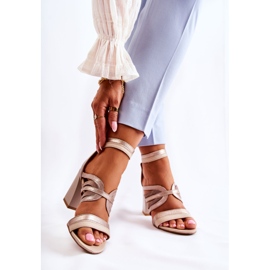 Sandali in pelle da donna su una barra massiccia Maciejka 05514-04 Beige-Oro 2