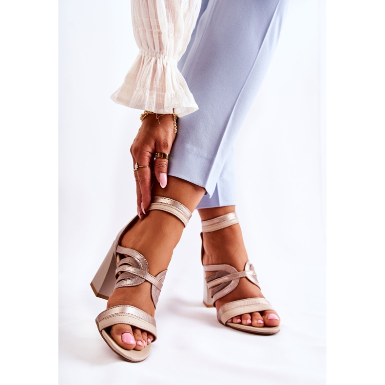 Sandali in pelle da donna su una barra massiccia Maciejka 05514-04 Beige-Oro 2