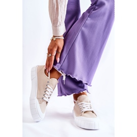 Sneakers da donna beige arriva sulla piattaforma 1