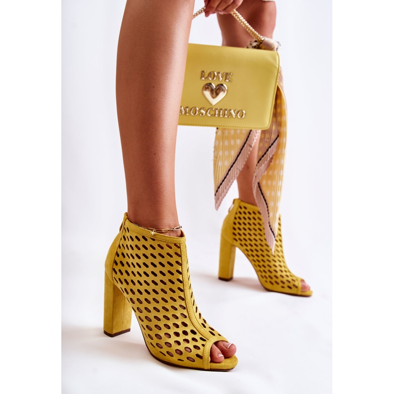 WT1 Stivali traforati in suede giallo di Jenissa 2