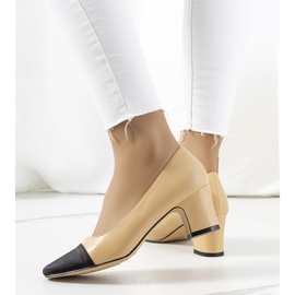 Décolleté beige sul palo di Henrie 2
