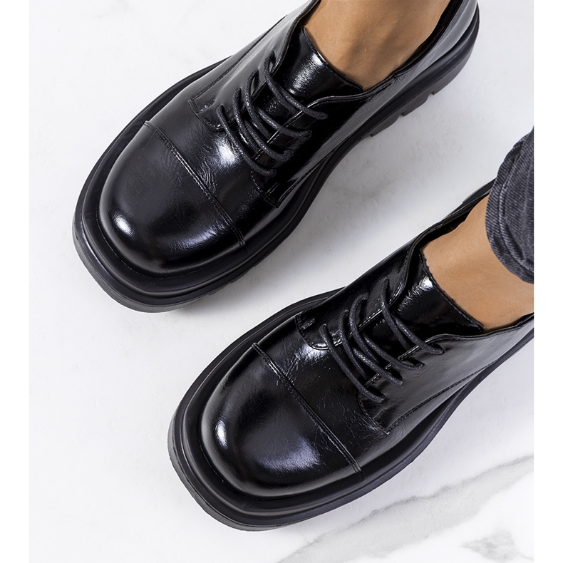 Scarpe nere su suola da trattore di Henta nero 1