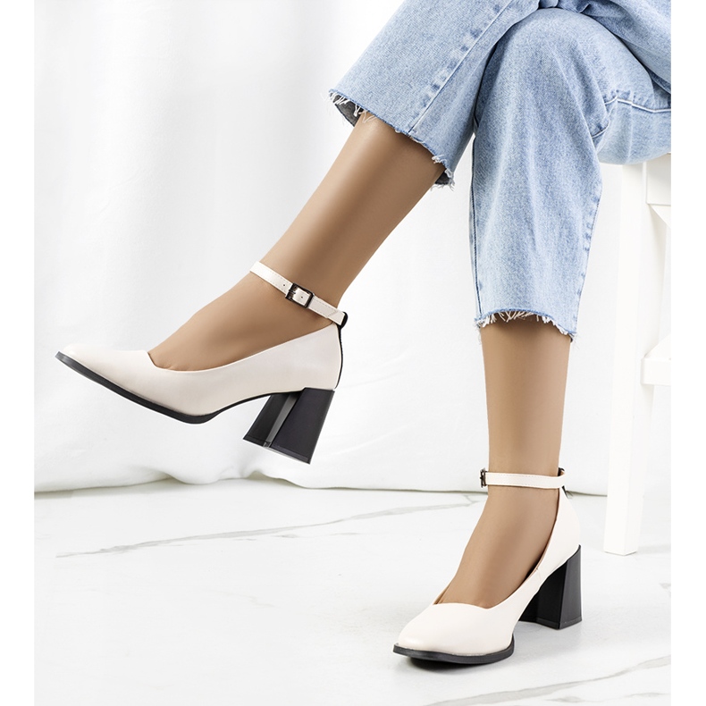 Décolleté beige con cinturino 1