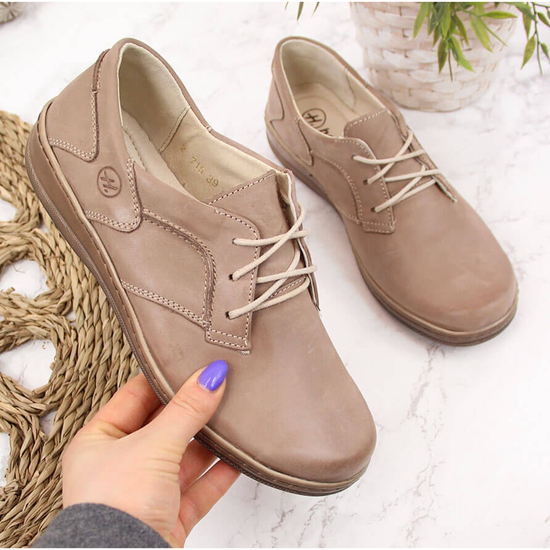 Comode scarpe da donna in pelle beige Helios 715 2