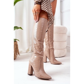 Stivali Costanza Beige Scuro Alla Moda Su Una Barra 1