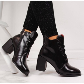 Stivale da donna laccato nero Filippo con tacco decorativo 1
