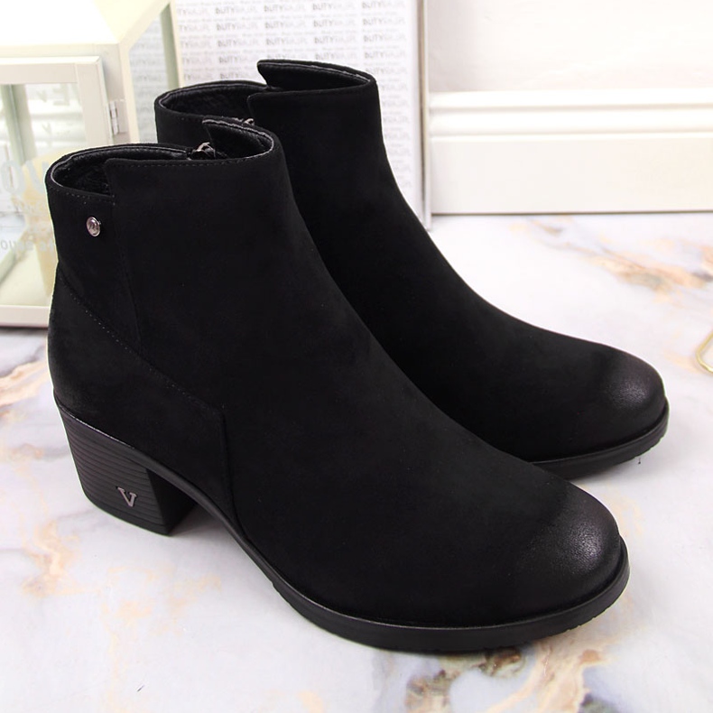 Stivali da donna sul post in eco-suede nero Potocki 1