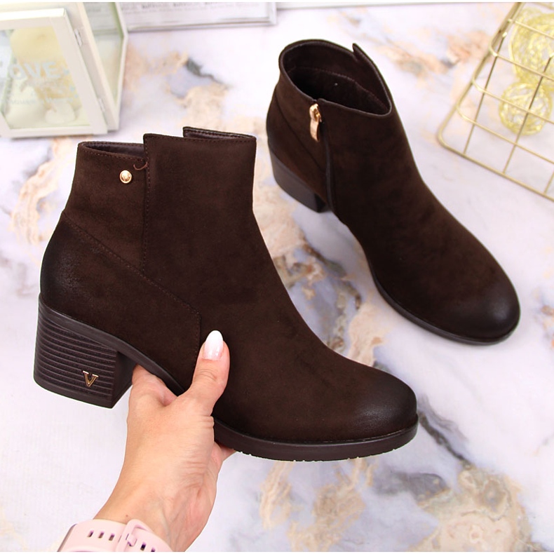 Stivali da donna sul palo di Potocki in ecopelle marrone 1