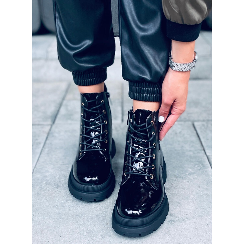 Stivaletti laccati con catena Jake Black nero 1