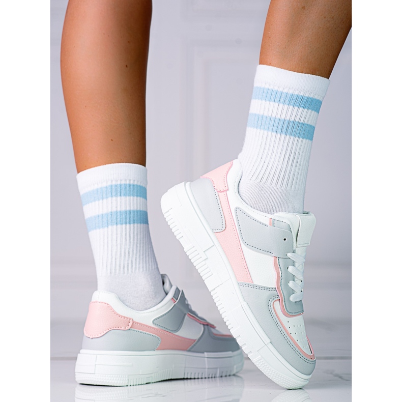 Sneakers stringate da donna sulla piattaforma Shelovet realizzate in pelle ecologica nei colori bianco e grigio rosa multicolore 1