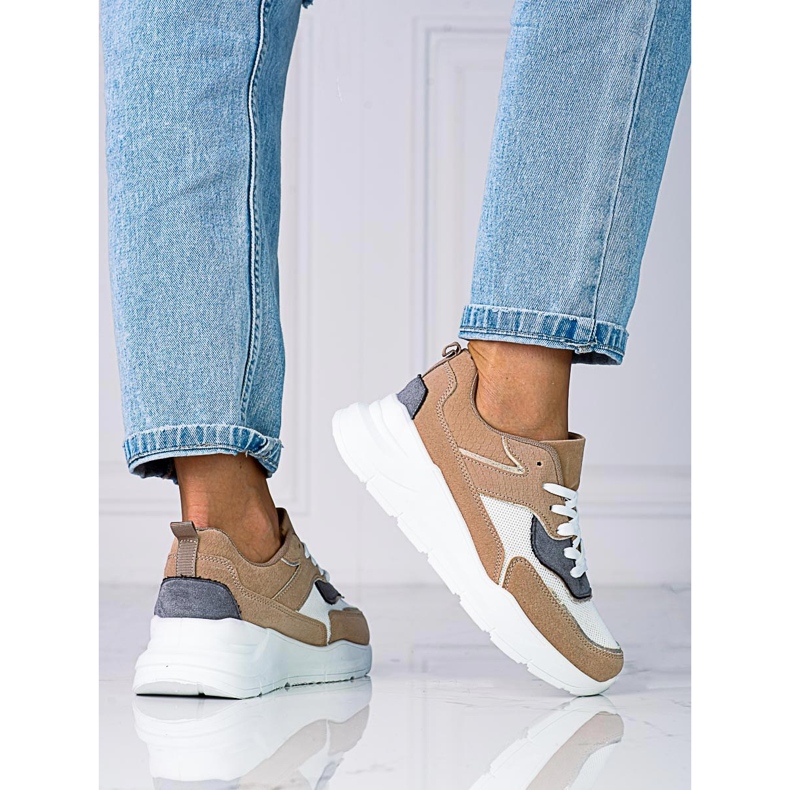 Comode sneakers da donna Shelovet su una spessa piattaforma beige marrone 1