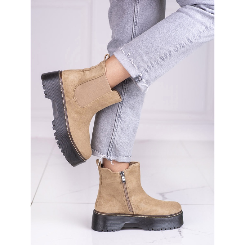 Stivaletti Chelsea da donna marroni sulla piattaforma Shelovet realizzati in suede ecologico marrone 1