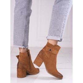 Stivali marroni da donna sul palo realizzati in suede ecologico Shelovet marrone 1