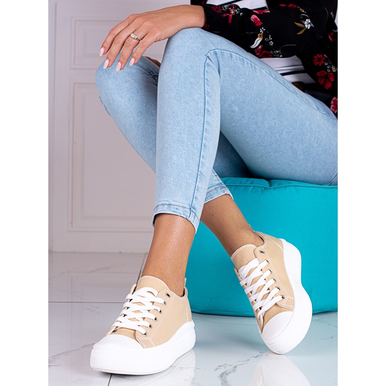 Sneakers da donna stringate beige e bianche sulla piattaforma Shelovet 1