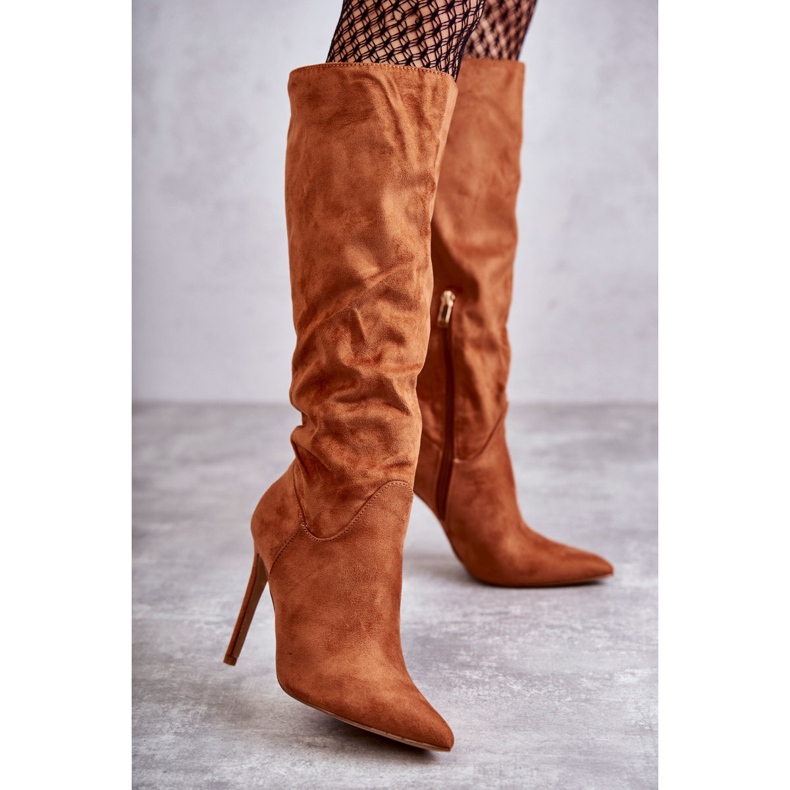 Stivali classici in camoscio con tacco alto Camel Ameya marrone 2
