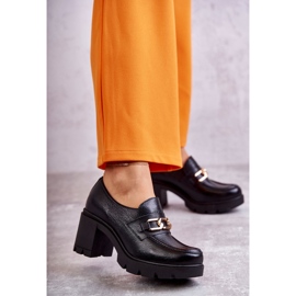 Scarpe in pelle su un pilastro con un ornamento dorato Mikeyla nero 1