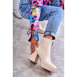 Stivali Da Donna Su Tacchi Grossi Con Una Cerniera Beige Carrera 1