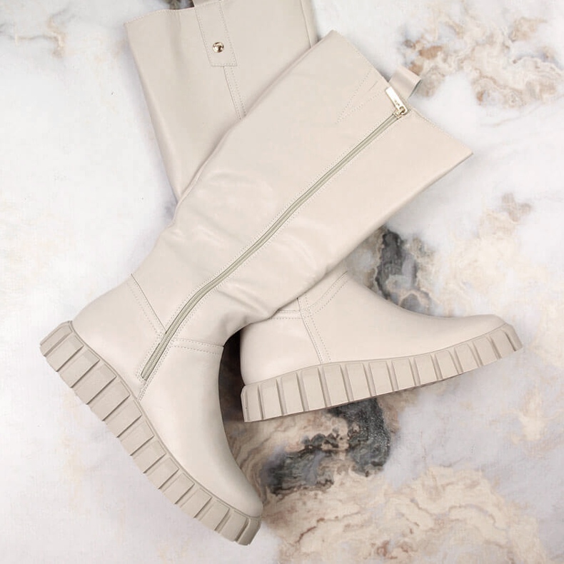 Stivali beige piatti isolati da donna Potocki 2