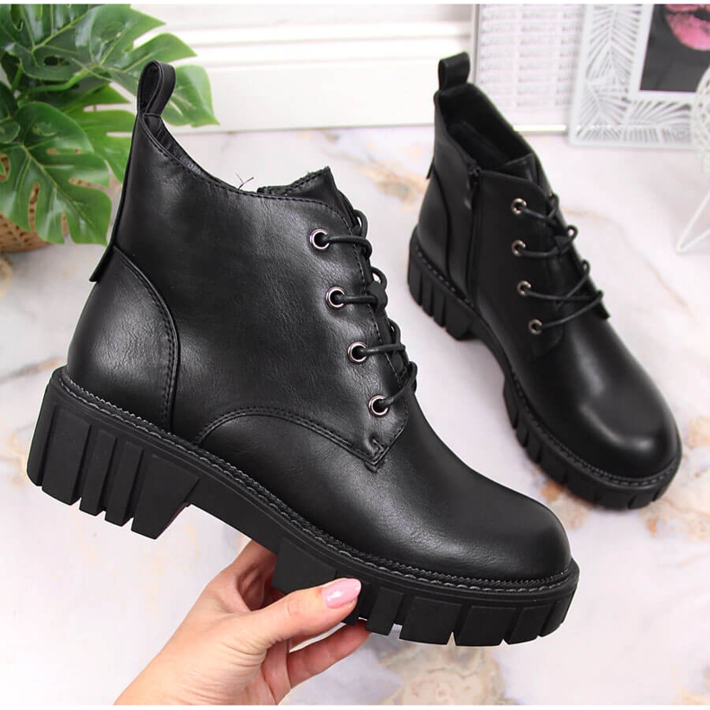 Lavoratrici isolate su piattaforma nera Sergio Leone nero 1