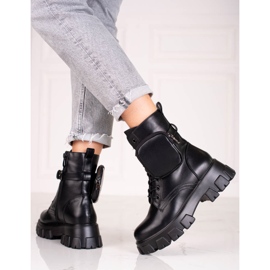 Lavoratori allacciati da donna nera con borsa nero 1