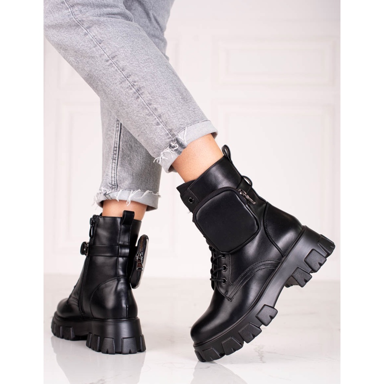 Lavoratori allacciati da donna nera con borsa nero 1