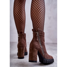 Stivali in pelle scamosciata alla moda sul tacco alto Laura Messi 2509 marrone 2