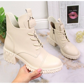 Stivali da donna in pelle sul palo, Artiker beige isolato 1
