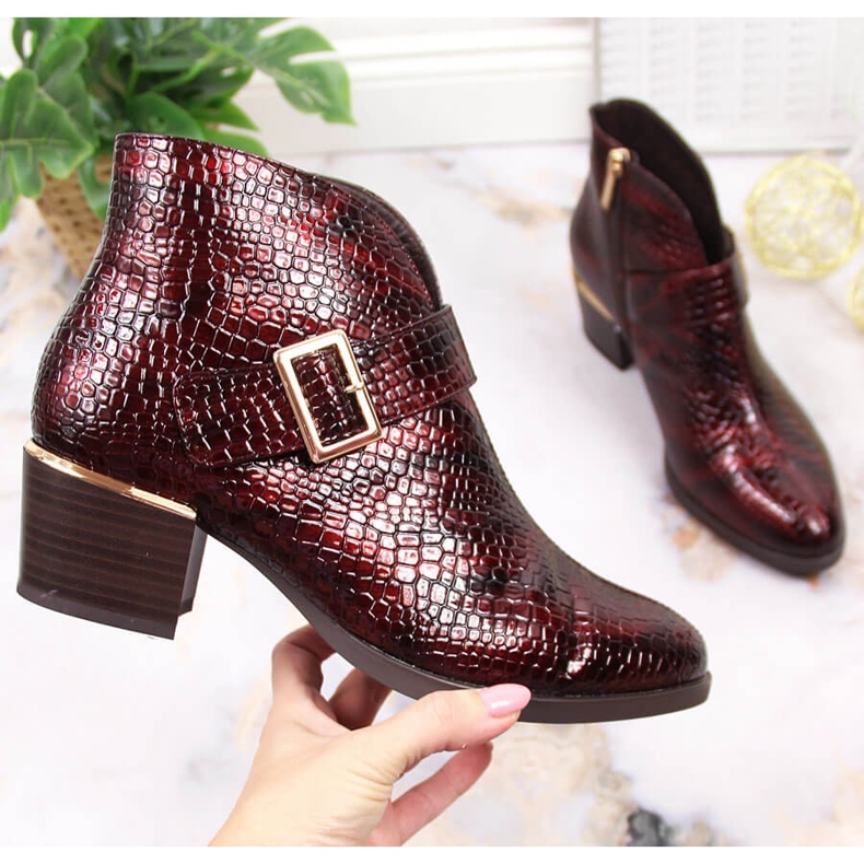 Stivali laccati per donna isolati coccodrillo bordeaux Vinceza chiaretto 1