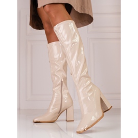 Stivali da donna sul palo Shelovet realizzati in pelle ecologica verniciata beige 1