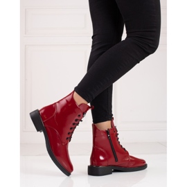 Stivaletti stringati da donna rossi realizzati in pelle ecologica verniciata rosso 1