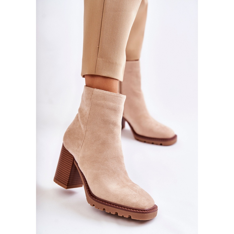 FB1 Stivali in pelle scamosciata da donna su un tacco con una cerniera Odette beige 1