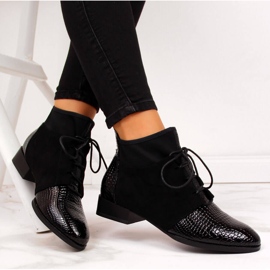 Stivali da donna isolati in pelle di serpente nero Filippo 1