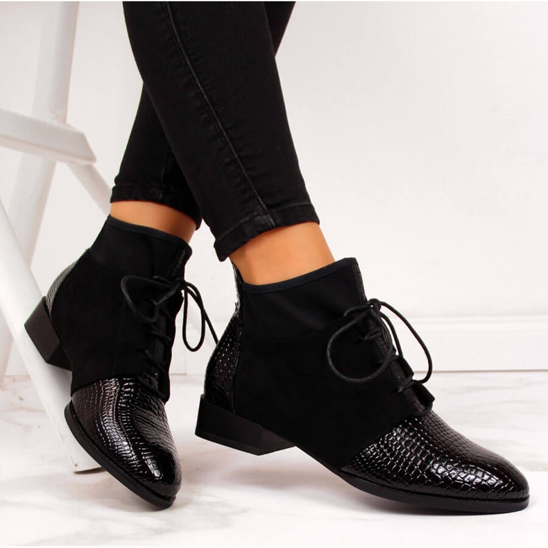 Stivali da donna isolati in pelle di serpente nero Filippo 1
