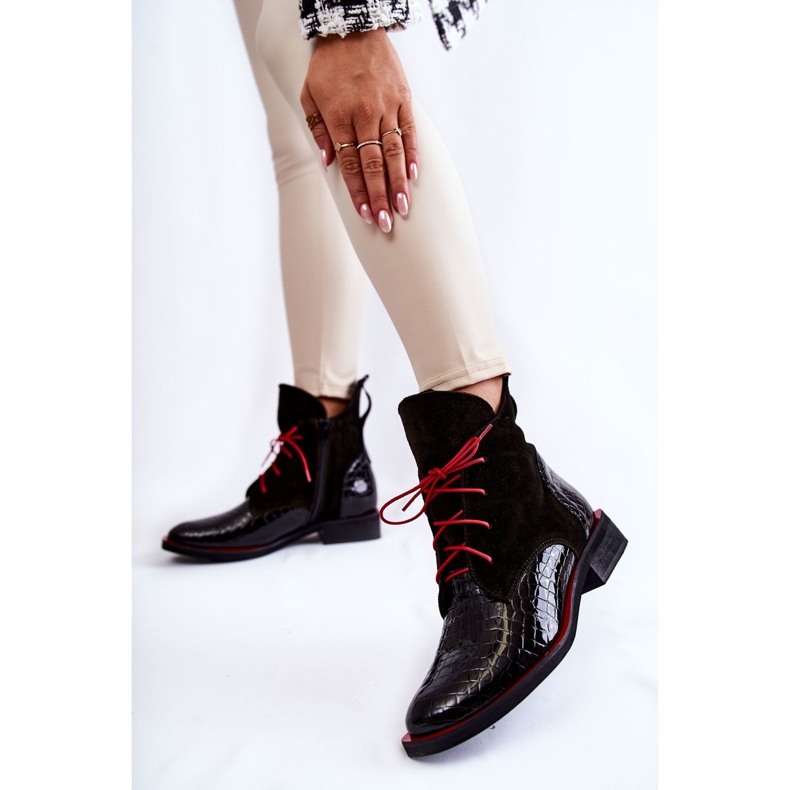 PA2 Stivaletti in pelle di coccodrillo con motivo Cheyenne nero e rosso 1