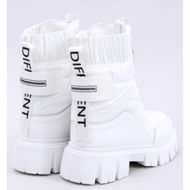 PA1 Doposci isolati di Joanie White bianco 2