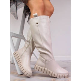 Stivali beige piatti isolati da donna Potocki 1